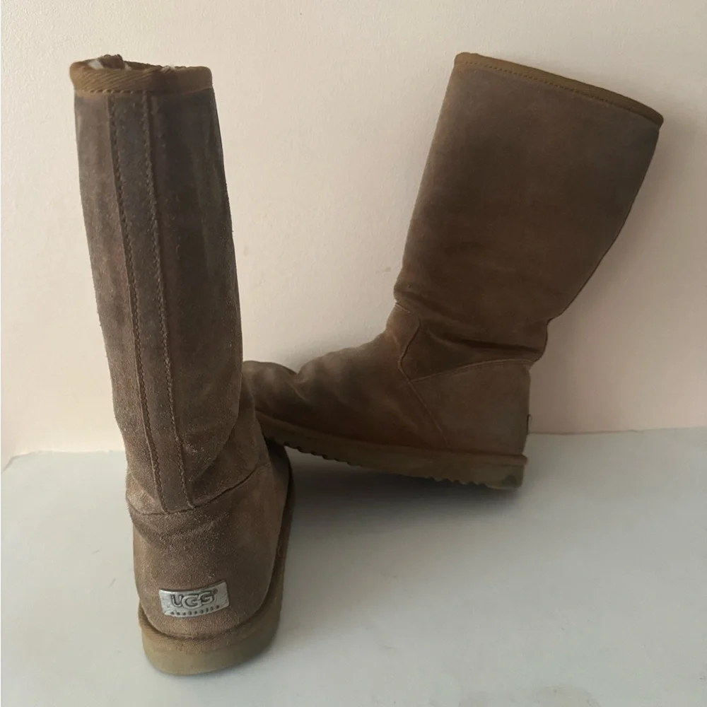 UGG real shearling suede leather Winter Boots with Side Zipper. Size: 8